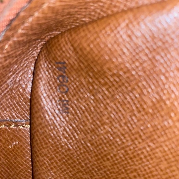 ✨SOLD✨AUTHENTIC LOUIS VUITTON EPI TROCADERO✨ - Picture 3 of 3